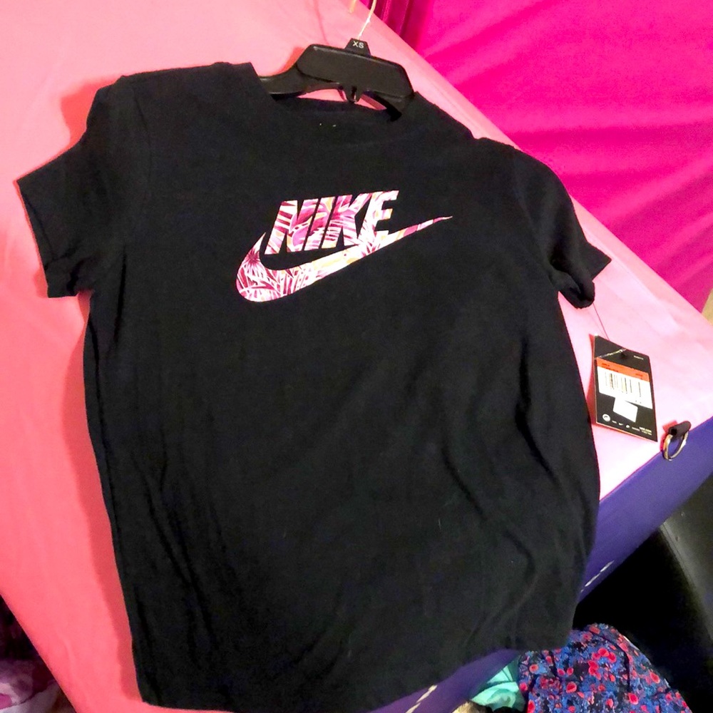 Girls Nike T-shirt